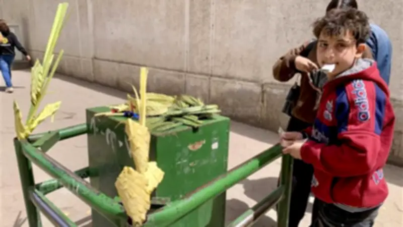 رائحة الشموع تختلط بهواء الربيع في احتفالات أحد السعف بكنيسة العذراء بالزيتون