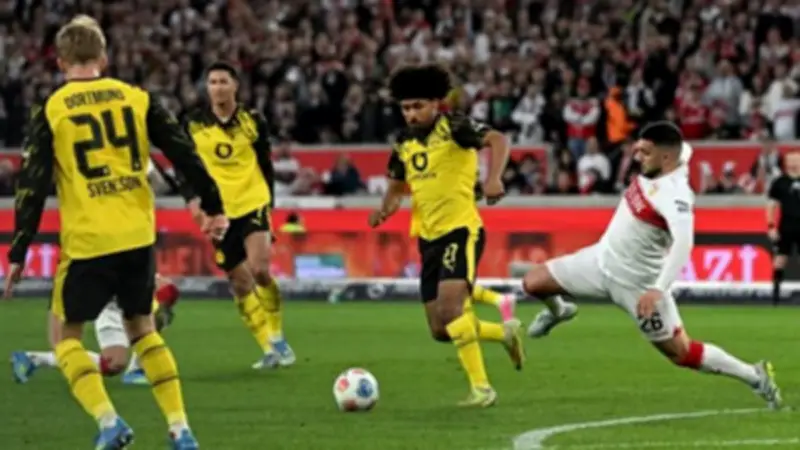 دورتموند يهزم شتوتجارت بهدفين في الوقت الضائع ويحافظ على المركز الثاني في الدوري الألماني