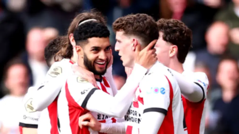 ثنائي مغربي يخطف الأضواء في الدوري الهولندي بصناعة الفوز لآيندهوفن