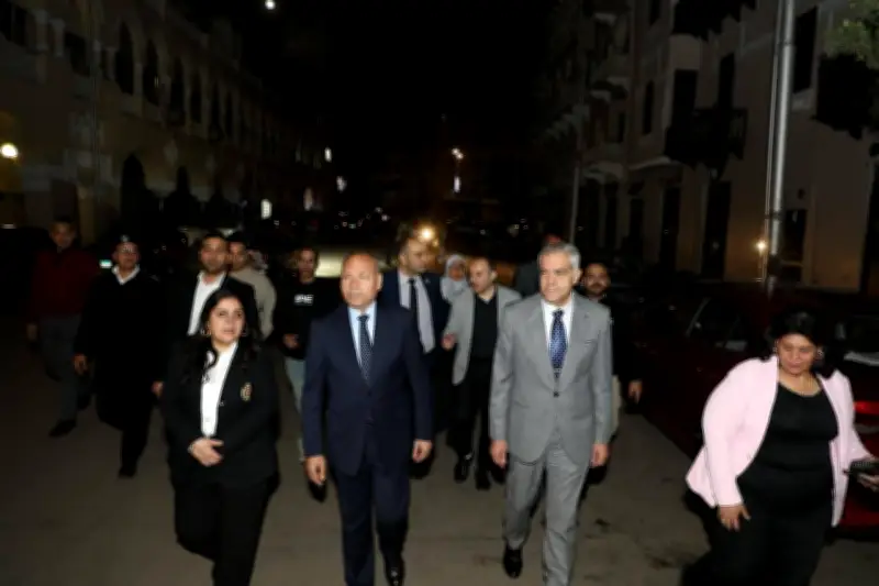 محافظ القاهرة يشيد بوعي المواطنين والتزامهم بمواعيد غلق المحال التجارية