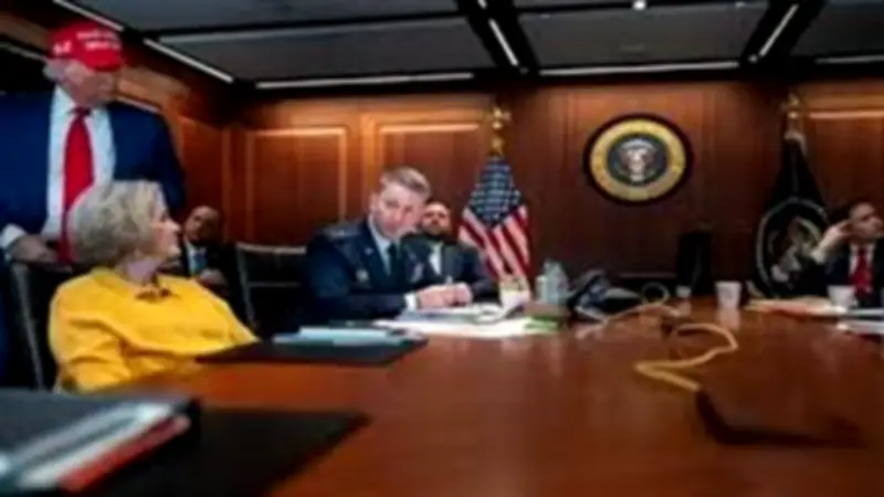 ترامب يتابع مهمة إنقاذ الطيار الأمريكي من غرفة العمليات في البيت الأبيض