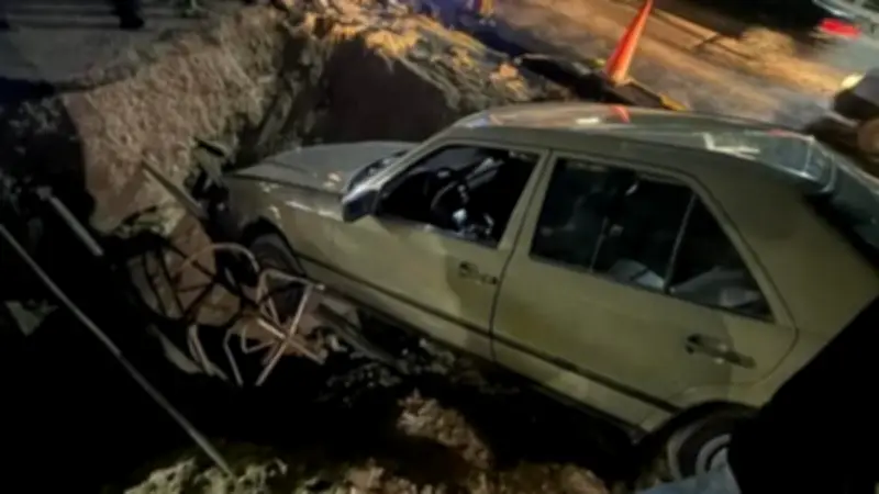 نيابة المقطم تعاين حادث سقوط سيارة في حفرة عميقة وإصابة السائق بجروح بالغة