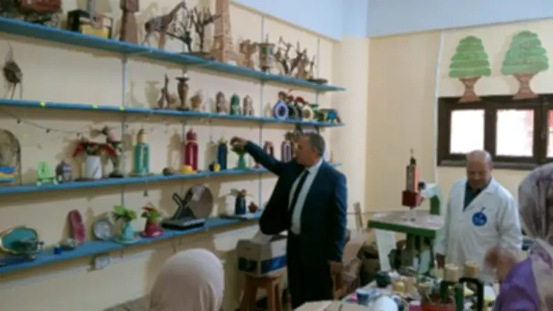 مدير تعليم أسيوط يتابع برامج التدريب والإنتاج بمركز إبداع للحرف اليدوية والتراثية