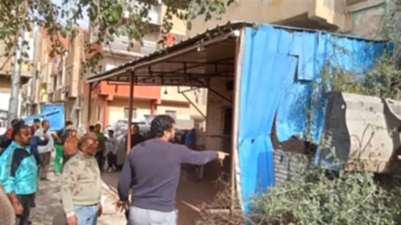 حي أول بالإسماعيلية يزيل الأكشاك العشوائية ضمن مبادرة "شارع منظم.. رصيف آمن"