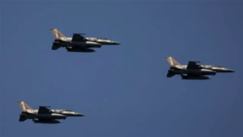 الطيران الحربي الإسرائيلي يحلق على ارتفاع منخفض فوق بيروت وسط تصعيد عسكري