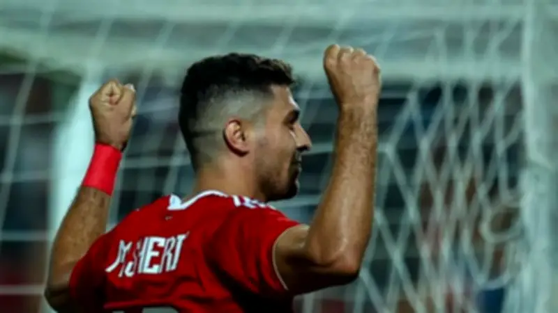 مهاجم الأهلي محمد شريف يتلقى عرضاً من الاتحاد السكندري ويؤجل البت فيه لحسم مستقبله