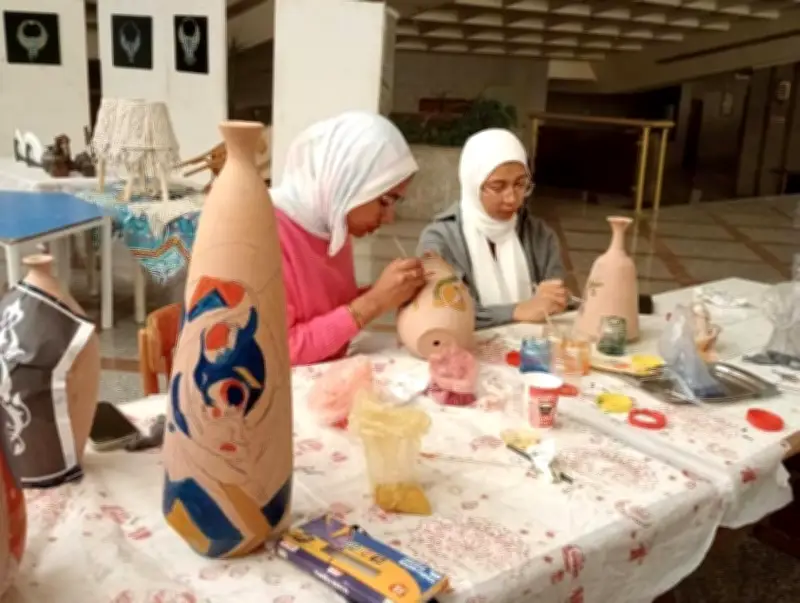 ورش حرفية بالإسماعيلية: الشباب يبدعون في الرسم بالتمبرا على الفخار