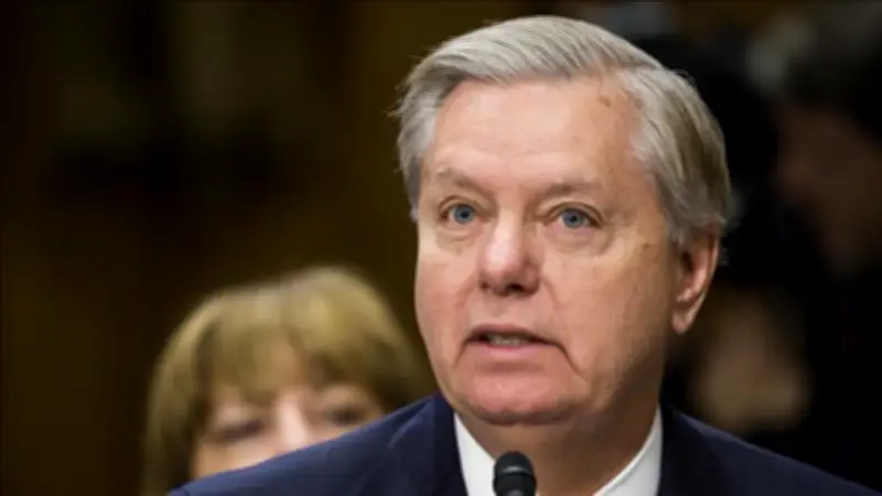 ليندسي جراهام يؤكد عزم ترامب على استعادة حرية الملاحة في مضيق هرمز