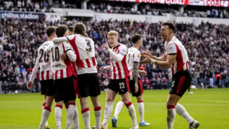 آيندهوفن يتوج بلقب الدوري الهولندي للمرة الثالثة على التوالي بعد تعادل فينورد