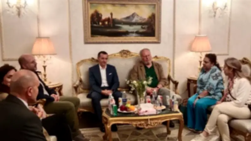 محافظ أسوان يستقبل الملك أحمد فؤاد الثاني في مطار أسوان الدولي خلال زيارة تاريخية