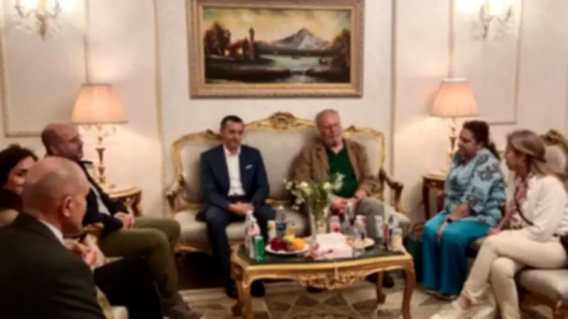 محافظ أسوان يستقبل الملك أحمد فؤاد الثاني في مطار أسوان الدولي خلال زيارة تاريخية