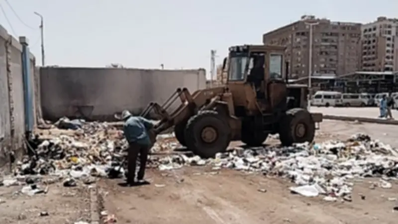 الإسماعيلية تشن حملة مكبرة لرفع القمامة بتوجيهات المحافظ لتحسين النظافة العامة