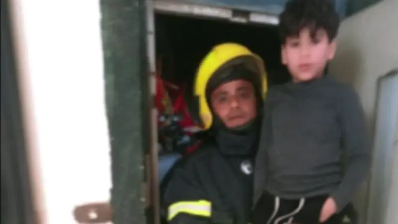 الحماية المدنية بالقاهرة تنقذ طفلاً محتجزاً داخل مصعد بالوايلي بعد انقطاع الكهرباء