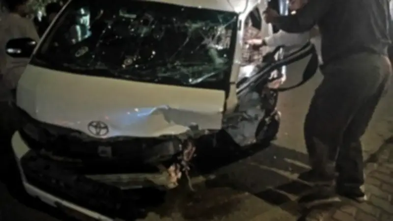 تصادم مروع بين ملاكي وميكروباص على وصلة دهشور يهشم السيارتين بالكامل