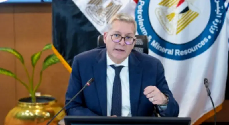 وزير البترول يستقبل جثمان الشهيد حسام خليفة بمطار القاهرة ويشارك في تشييع الجنازة