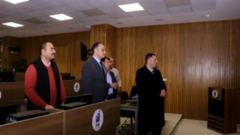 محافظ دمياط يقود جولة رقابية عبر مركز السيطرة لضمان التزام المحال بقرار الغلق