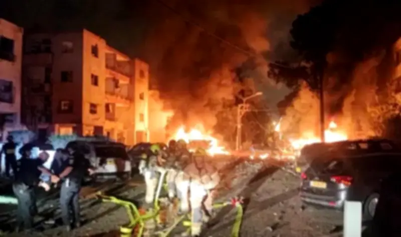 إسرائيل تعلن حالة الطوارئ بعد هجمات صاروخية إيرانية متعددة