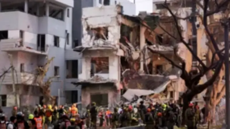 إسرائيل تنتشل جثماني ضحيتين من تحت أنقاض مبنى دمره صاروخ إيراني في حيفا