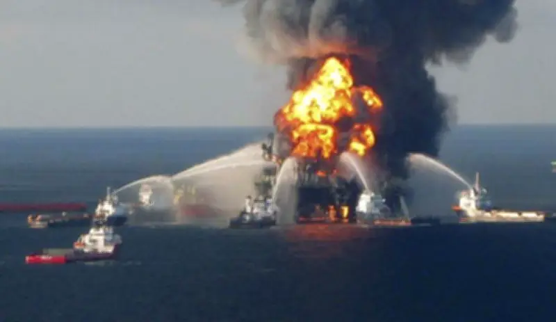 الإمارات تستهدف مبنى شركة اتصالات في الفجيرة بطائرة مسيّرة