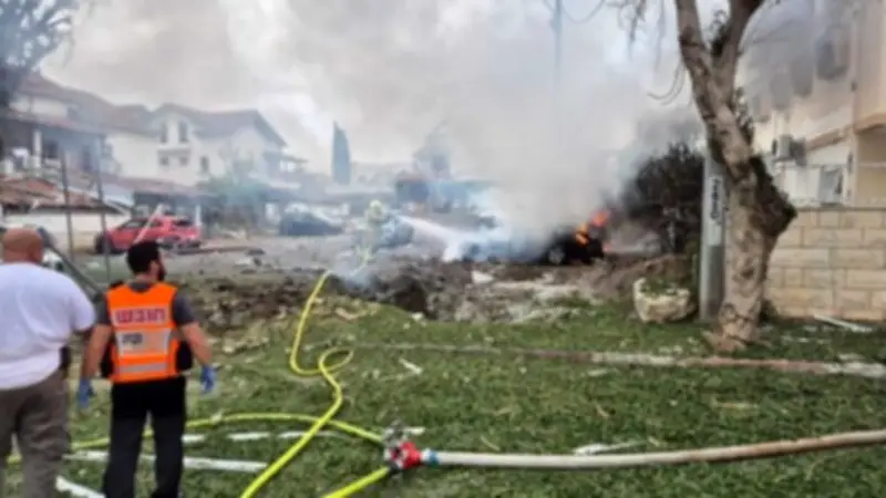 إصابة إسرائيليين في هجوم صاروخي إيراني يستهدف بتاح تكفا وتل أبيب