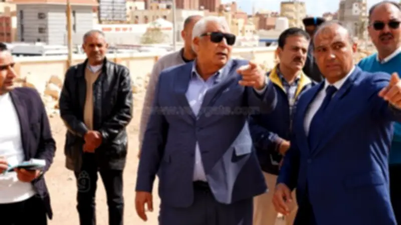 محافظ مطروح يوجه بتطوير مدخل المدينة وإنشاء مناطق انتظار للقضاء على الزحام