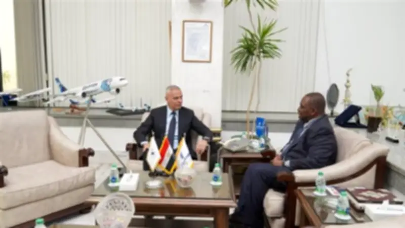 لقاء قيادي لتعزيز التكامل: رئيس مصر للطيران يستقبل أمين عام اتحاد شركات الطيران الأفريقية