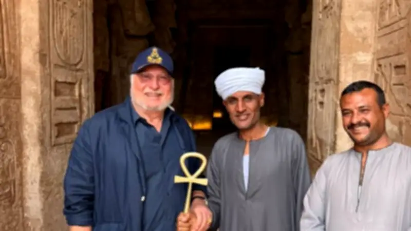 الملك أحمد فؤاد الثاني يقوم بزيارة تاريخية لمعبدي أبو سمبل في أسوان