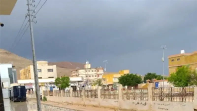 أمطار متوسطة تهل على مدينة براني بمطروح وسط فرحة الأهالي