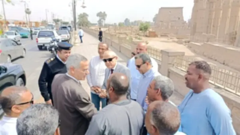 محافظ الأقصر يضبط عربة حنطور مخالفة خلال جولة صباحية موسعة في المدينة