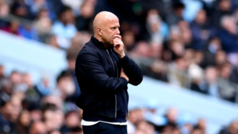 زلزال أنفيلد يتصاعد: آرني سلوت على حافة الإقالة من ليفربول بعد تراجع النتائج