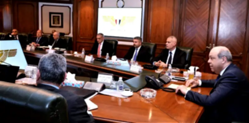 وزير الطيران يؤكد التزامه برفع جودة الخدمات لضيوف الرحلات الجوية