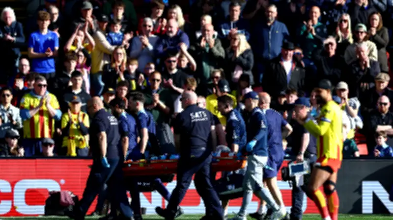 حادث مروّع في الدوري الإنجليزي: مدافع إنجلترا يفقد وعيه بعد إصابة خطيرة في المباراة