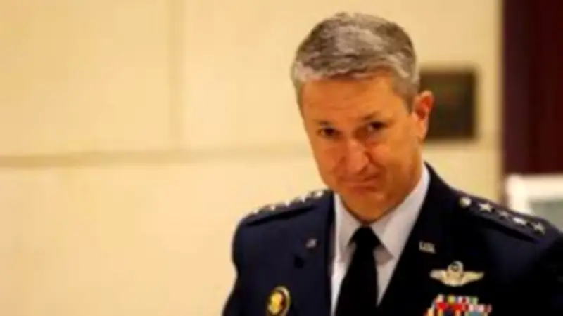 الجنرال دان كين: تحطم طائرة أمريكية خلال مهمة إنقاذ طيار مفقود في إيران