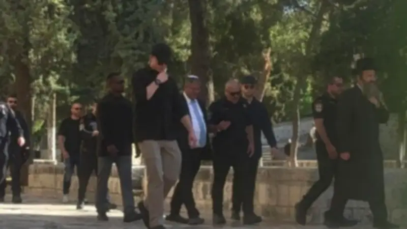 بن غفير يقتحم الأقصى.. وحماس تحذر من التهويد والسيطرة الكاملة على المسجد