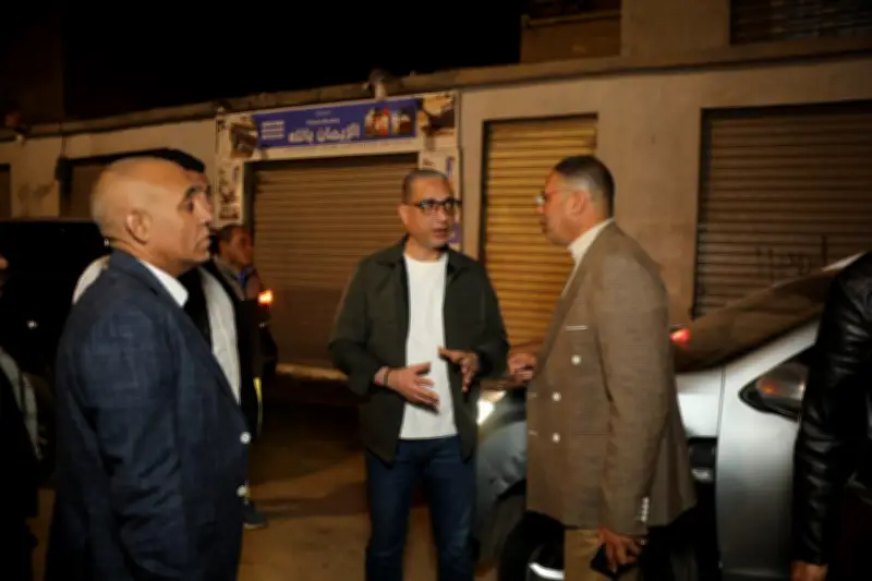 محافظ الجيزة يقود جولة ليلية مفاجئة في أوصيم ويأمر بإجراءات عاجلة