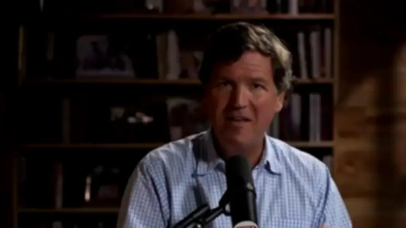 كارلسون يهاجم ترامب: تهديداته في عيد الفصح تدنيس للأديان وجريمة حرب