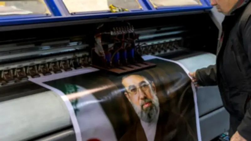 التايمز البريطانية تكشف: مجتبى خامنئي فاقد للوعي في حالة طبية خطيرة بقم