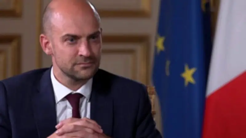 وزير خارجية فرنسا يعارض ترامب بشدة: لا نؤيد ضرب البنية التحتية المدنية في إيران