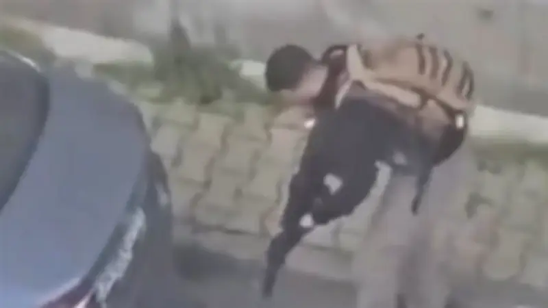 لقطات نادرة تكشف أحد مهاجمي القنصلية الإسرائيلية في إسطنبول وهو يملأ بندقيته بالرصاص