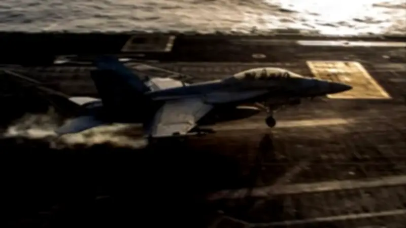 مقاتلات أمريكية تقلع من حاملة الطائرات أبراهام لينكولن لشن ضربات ضد إيران