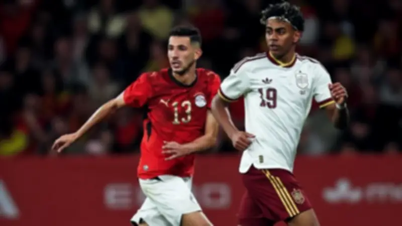 ناقد رياضي يكشف حقيقة أزمة فتوح ومعتمد جمال: تغيير اللاعب كان لحمايته