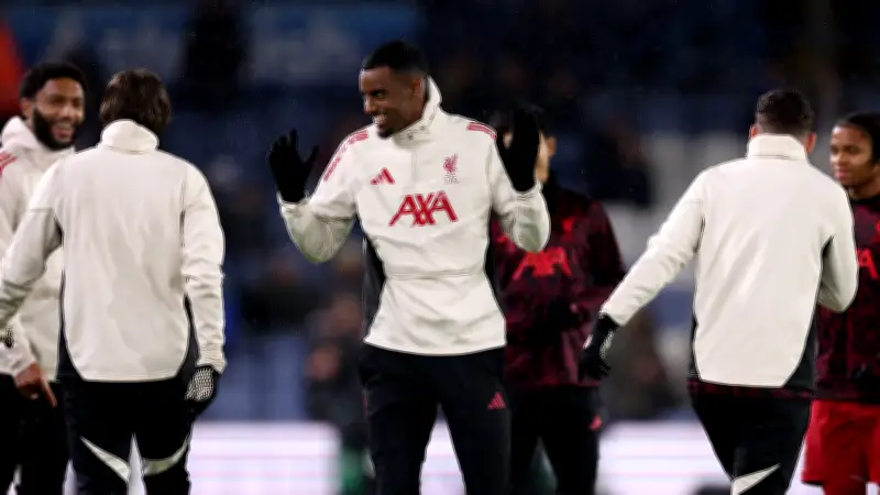 ليفربول يستعيد نجمه إيزاك قبل مواجهة باريس سان جيرمان في دوري الأبطال