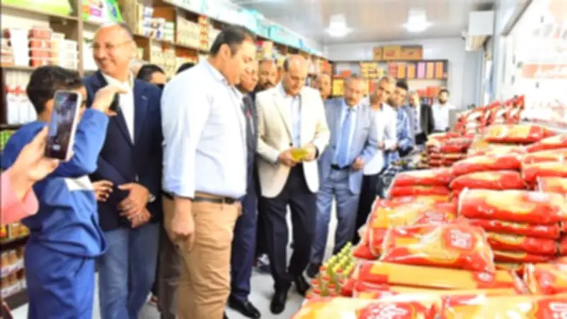 محافظ أسيوط يفتتح معرضاً للسلع الغذائية بأسعار مخفضة بمناسبة أعياد الإخوة المسيحيين