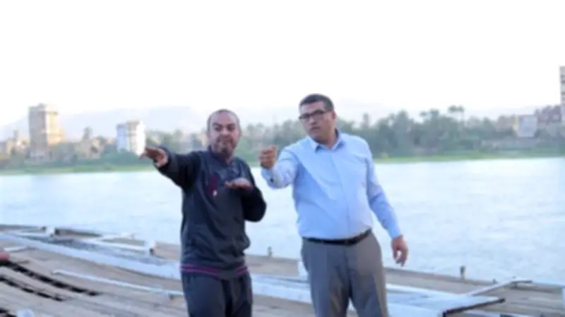 نجاح جهود قنا في تسيير باخرة نيلية عالقة تحت كوبري دندرة بعد ارتفاع منسوب المياه