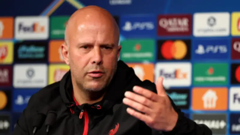 سلوت يكشف موقف إيزاك قبل مواجهة باريس سان جيرمان في دوري الأبطال