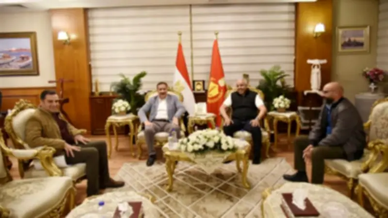 محافظ بورسعيد يبحث مع رئيس الإدارة المركزية آليات جذب رؤوس الأموال المحلية