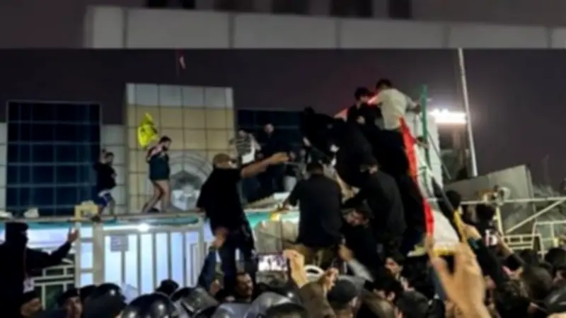 اقتحام القنصلية الكويتية في البصرة وإنزال العلم خلال احتجاجات على خلفية القصف الإيراني