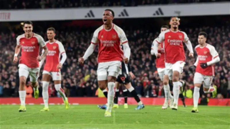 آرسنال يخطف فوزًا قاتلًا خارج أرضه ويقترب من نصف نهائي دوري الأبطال