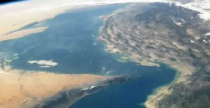 وزير الخارجية الإيراني يعلن عن مرور آمن للسفن عبر مضيق هرمز لمدة أسبوعين