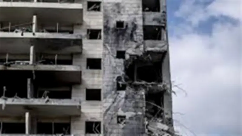 إعلام عبري: إصابة مبنى في بتاح تكفا وسقوط شظايا في بني براك جراء صواريخ إيرانية ويمنية